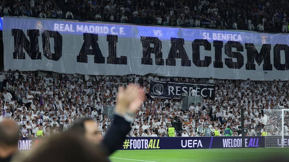 جماهير ريال مدريد ترفع لافتات تضامنية مع فينيسيوس جونيور في سانتياغو برنابيو