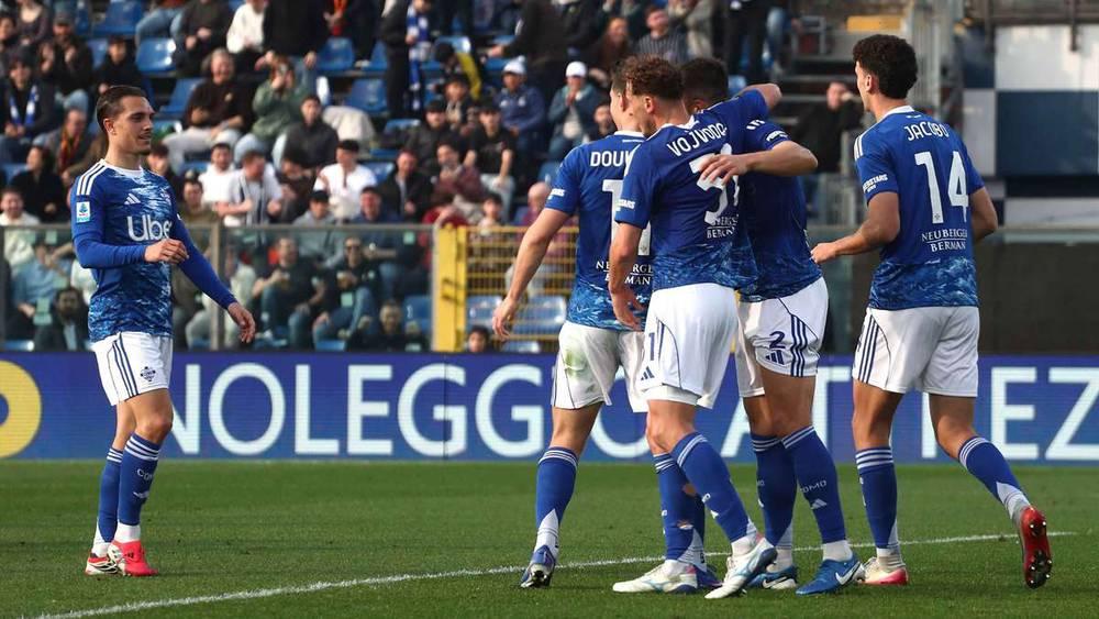 كومو يقلب تأخره أمام ليتشي ويحقق الفوز بثلاثة أهداف مقابل هدف واحد