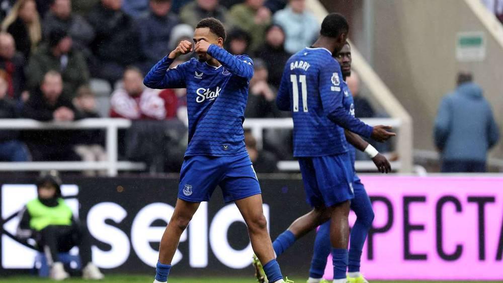 إيفرتون يتفوق على نيوكاسل بثلاثة أهداف مقابل هدفين في الدوري الإنجليزي الممتاز