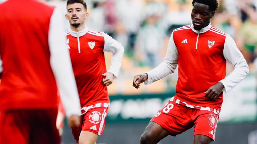 مدرب إشبيلية يعلن تشكيلة "ديربي الأندلس" بإجراء ثلاثة تغييرات أساسية