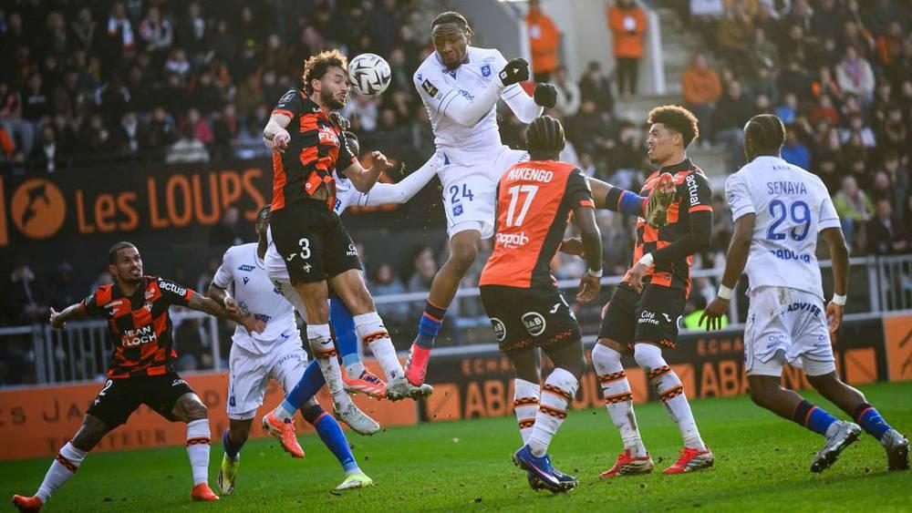 ثنائية شيخ أحمدو بامبا مباكي ديينغ تمنح لوريان التعادل أمام أوكسير في الدوري الفرنسي