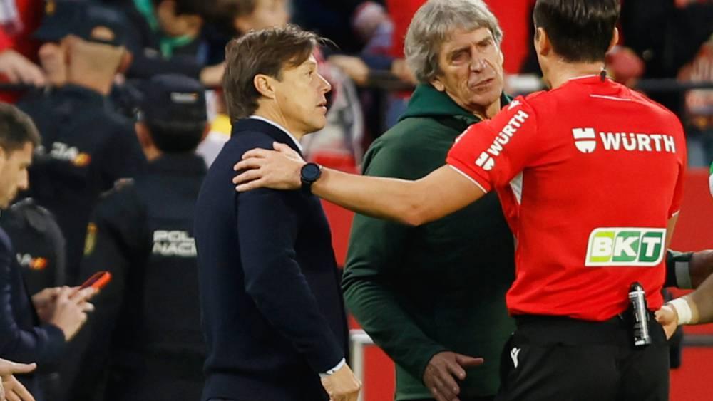 مدرب ريال بيتيس يصف إيقاف ماتياس ألميدا بالفظيع قبل ديربي إشبيلية