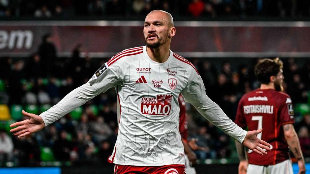 فريق بريست يتغلب على ميتز بهدف نظيف رغم النقص العددي في الدوري الفرنسي