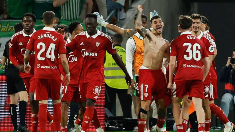 بطاقة صفراء لإسحاق روميرو لاعب إشبيلية بعد احتفالية مثيرة للجدل أمام ريال بيتيس