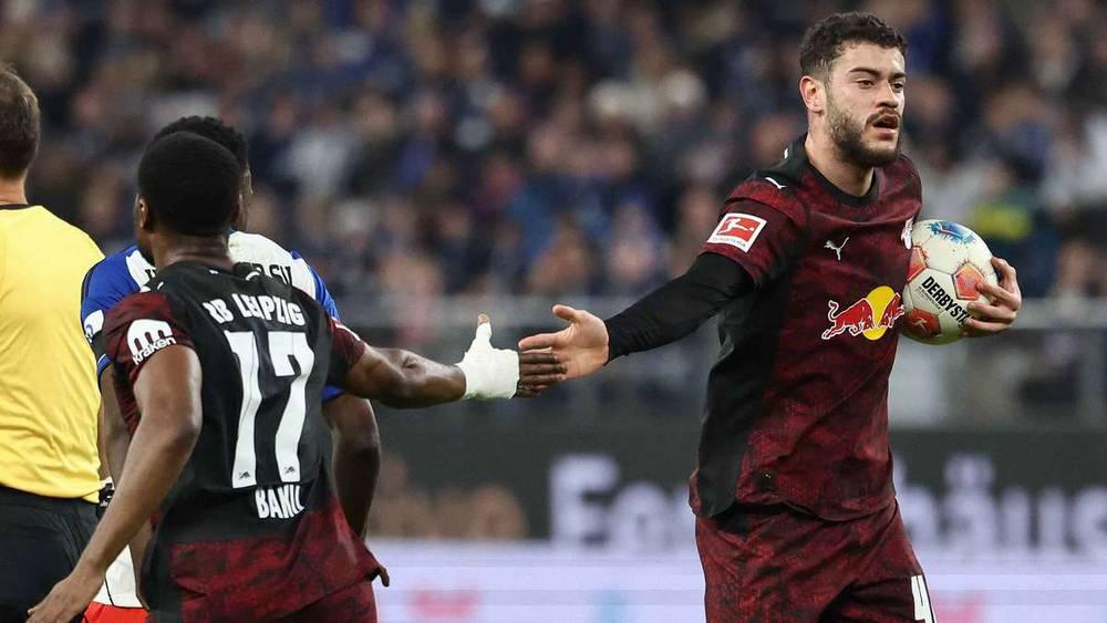 لايبزج يقلب تأخره أمام هامبورغ إلى فوز بهدفين مقابل هدف واحد في الدوري الألماني