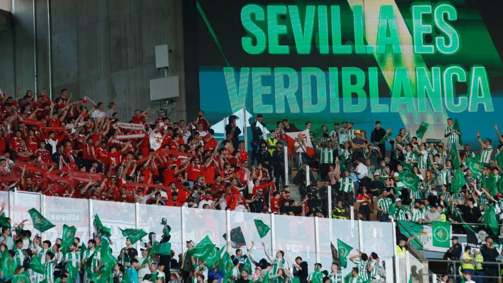 نادي إشبيلية يقرر تعويض جماهيره عن تذاكر الديربي بسبب صعوبات التنظيم