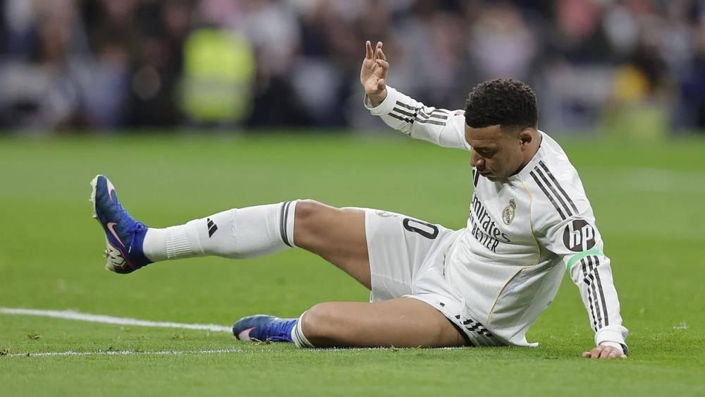 مقرّبون من مبابي يؤكدون عدم حاجته حاليًا لإجراء عملية جراحية في الركبة