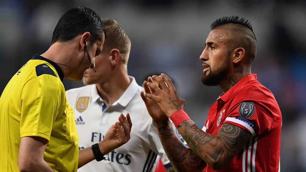 فيدال: "شعرت بأن ريال مدريد سرقني في مباراتين مع بايرن ميونخ بدوري الأبطال لهذا اختُرع 'الفار'!"