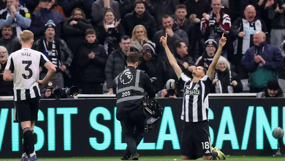 هدف ويليام أوسولا المتأخر يمنح نيوكاسل الفوز على مانشستر يونايتد في الدوري