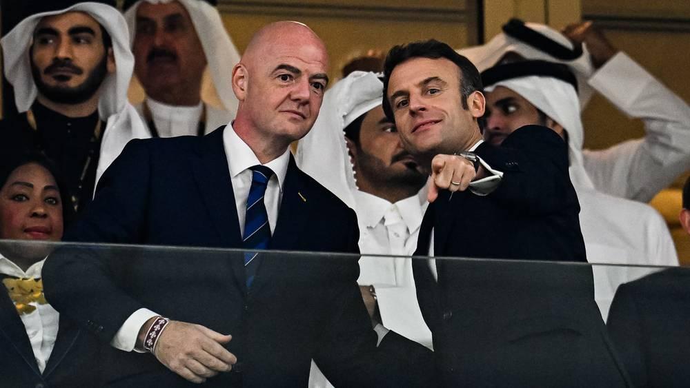 ماكرون يستقبل رئيس الاتحاد الدولي لكرة القدم في باريس لبحث الدور المجتمعي للرياضة