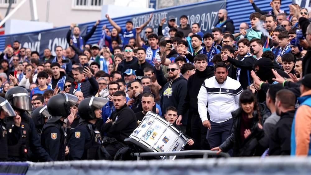 الشغب يوقف المباراة.. تدخل الأمن بعد محاولة جماهير خيتافي الوصول لجماهير بيتيس!