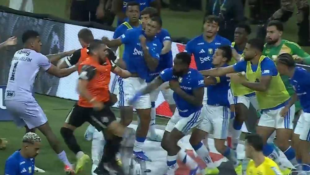 Bagarre générale en finale du Championnat du Minas Gerais : 23 joueurs expulsés après un affrontement majeur dans le derby Cruzeiro-Atlético Mineiro