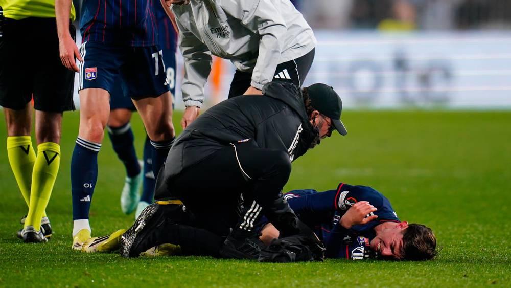 إصابة قوية تنهي مشاركة مهاجم ليون ريمي همبير بعد دقيقة من دخوله أمام سيلتا فيغو