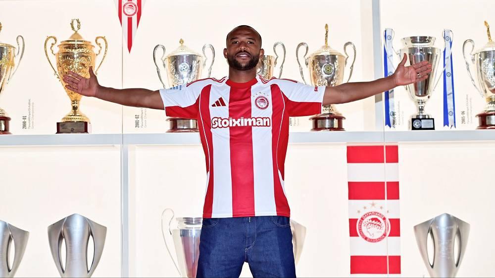 الكعبي بعد تجديد عقده مع أولمبياكوس: "سعيد بالتوقيع وأتمنى أن أقدم الإضافة كما قدمتها في المواسم الماضية"