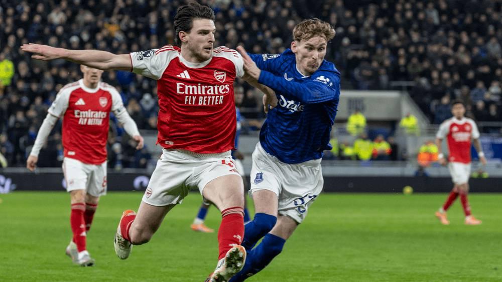 أرسنال يتطلع لتعزيز صدارته بفارق سبع نقاط حين يستقبل إيفرتون في الدوري الأنجليزي الممتاز