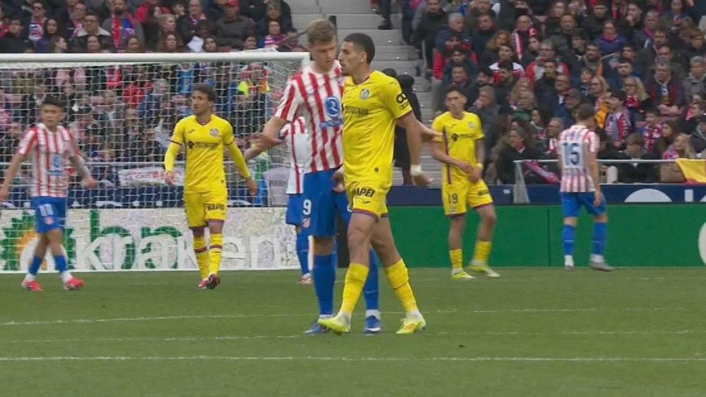 عبقار يتعرض للطرد في مباراة خيتافي وأتلتيكو مدريد بسبب لمس المناطق الحسّاسة لسورلوث