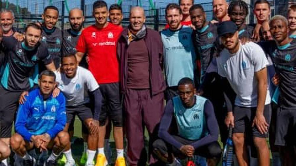 زين الدين زيدان يستقبل بعثة أولمبيك مارسيليا في مجمع Z5 مكافأة على انتصارات الدوري الفرنسي