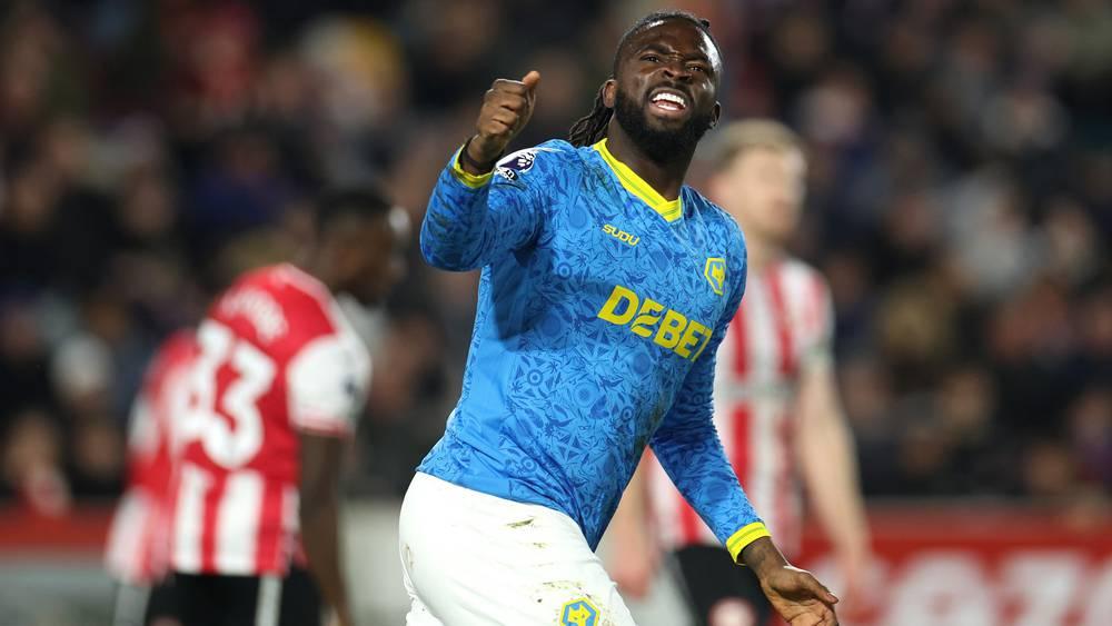 برينتفورد يفرط في تقدمه ويتعادل بهدفين لمثلهما أمام ولفرهامبتون في الدوري الإنجليزي الممتاز