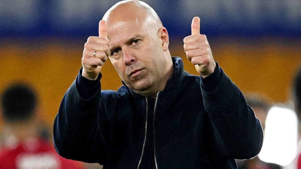 مدرب ليفربول أرني سلوت يرفض وصف جيمي كاراجر لفريقه بمجموعة من الأفراد