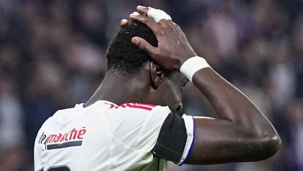 بعد صدمة إعادة الكأس للمغرب.. السنغالي نياكاتي يتعرض للطرد ويتسبب في إقصاء أولمبيك ليون من الدوري الأوروبي