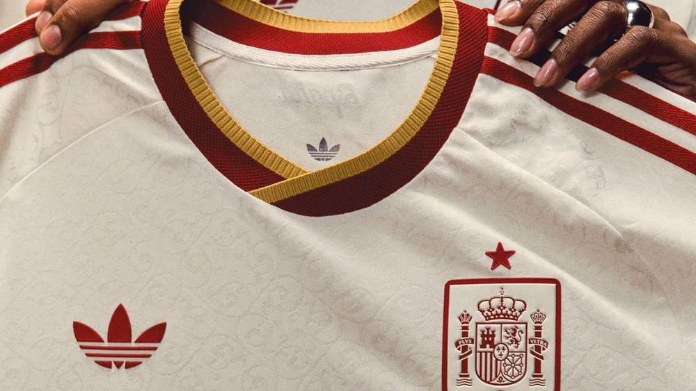 Spagna svela la maglia per il Mondiale 2026: design ispirato agli antichi manoscritti