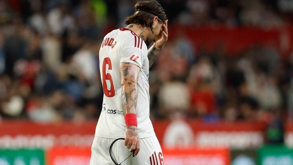 جماهير إشبيلية تهاجم الإدارة واللاعبين بهتافات "مرتزقة" في ملعب سانشيز بيزخوان