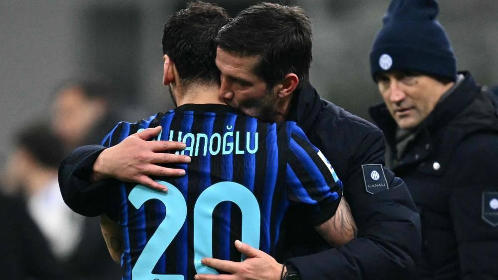 هاكان تشالهان أوغلو يعود إلى قائمة الإنتر قبل لقاء فيورنتينا