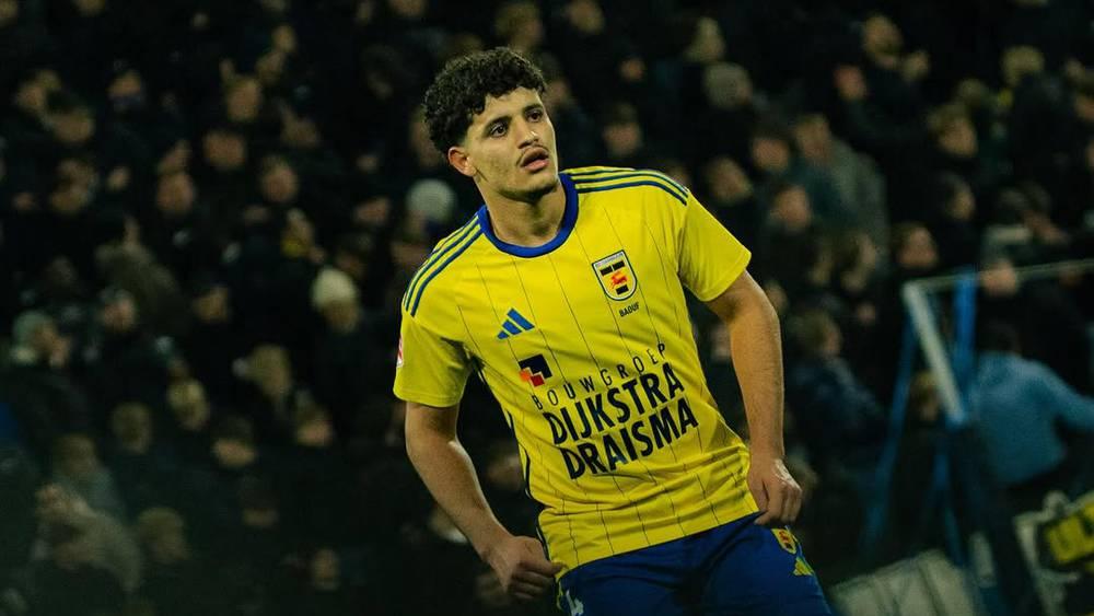 المغربي إسماعيل باعوف يحقق الصعود رفقة فريقه كامبور إلى دوري الدرجة الأولى الهولندي