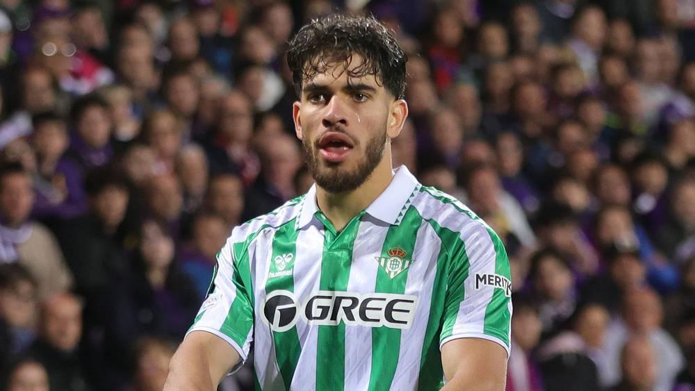 ريال بيتيس يختار الزلزولي كأفضل لاعب في الفريق لشهر مارس