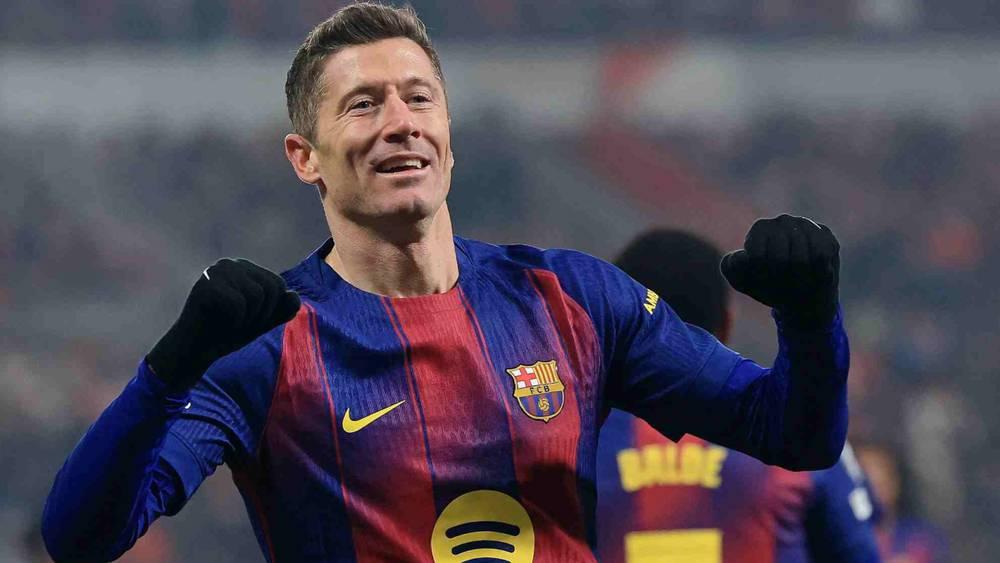 ليفاندوفسكي يدرس عرضاً لتمديد عقده مع برشلونة مقابل تخفيض راتبه