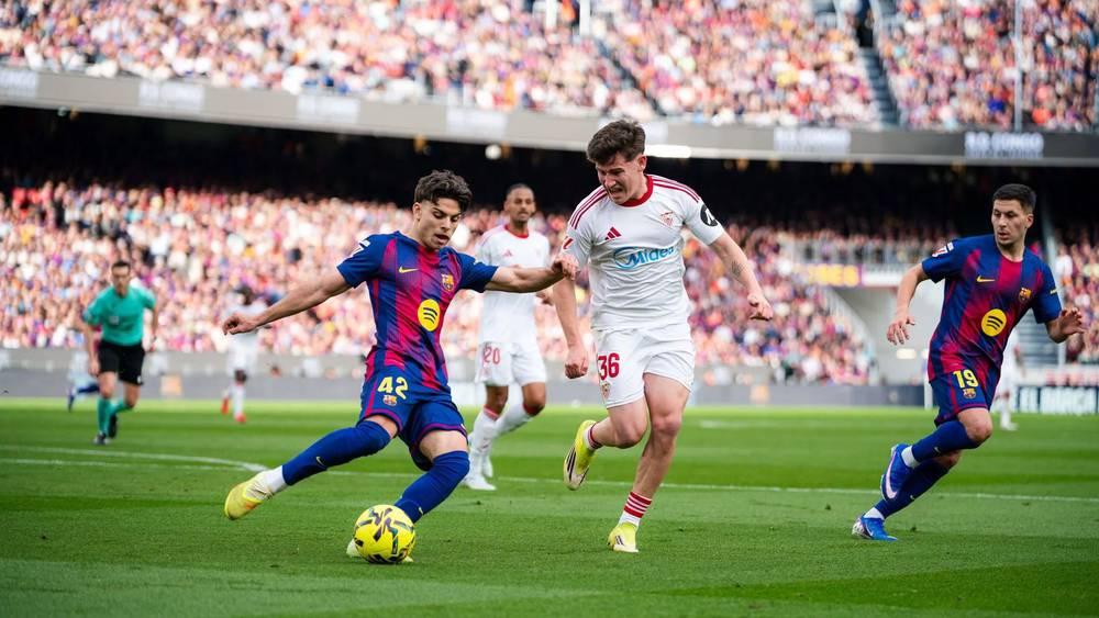 سكالوني يؤكد اهتمام المنتخب الأرجنتيني بضم جناح إشبيلية خواكين مارتينيز