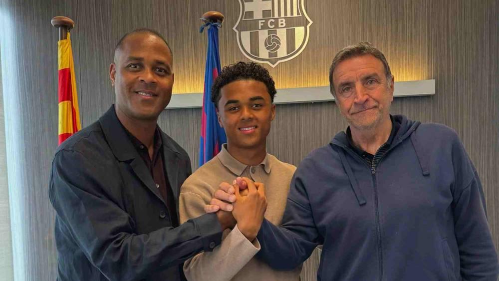 رسميا/ برشلونة يعلن تجديد عقد المهاجم الشاب شين كلويفرت حتى عام 2028