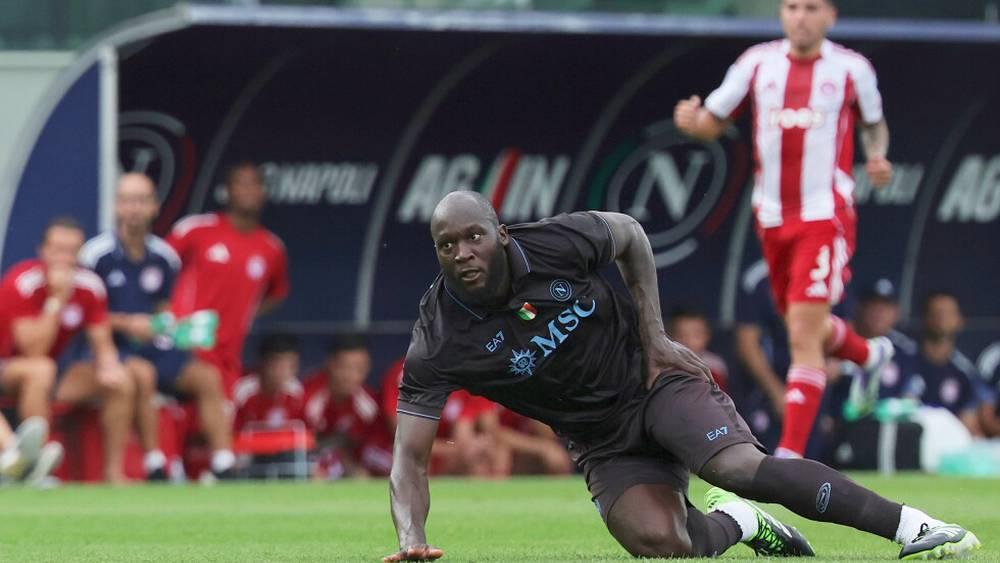 نابولي يهدد بمعاقبة روميلو لوكاكو بعد غيابه عن التدريبات قبل مواجهة ميلان