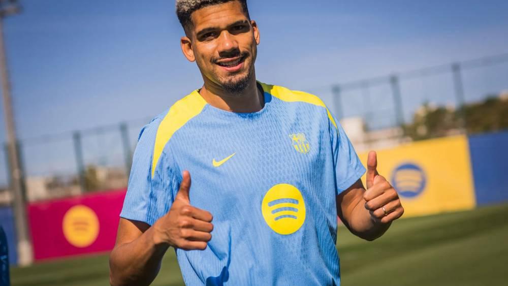 رونالد أراوخو يعود لتدريبات برشلونة الجماعية قبل مواجهة أتلتيكو مدريد