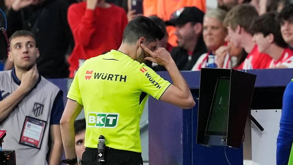 قناة ريال مدريد تهاجم قرارات التحكيم وتصف إلغاء طرد لاعب برشلونة بالفضيحة