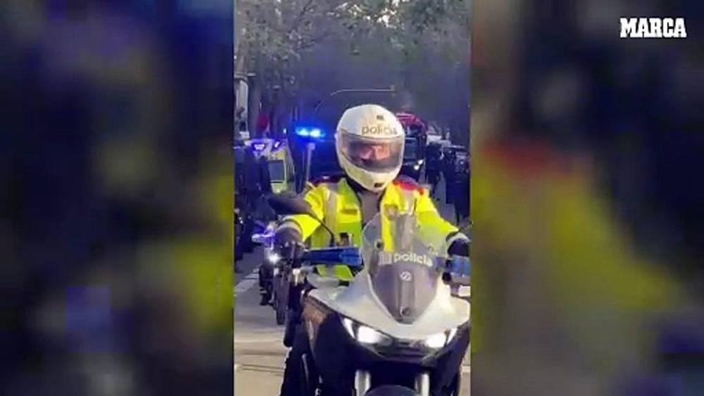 تحطم زجاج حافلة أتلتيكو مدريد بعد استهدافها بمقذوفات قرب ملعب كامب نو