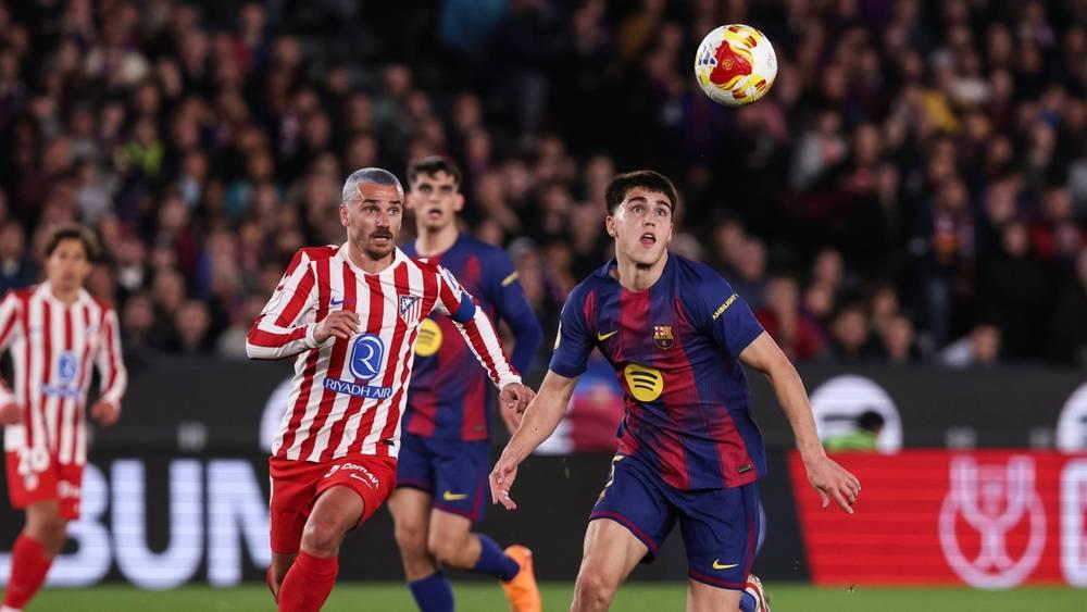 برشلونة يخوض الشوط الثاني بعشرة لاعبين بعد طرد كوبارسي وأتلتيكو مدريد يتقدم 0-1