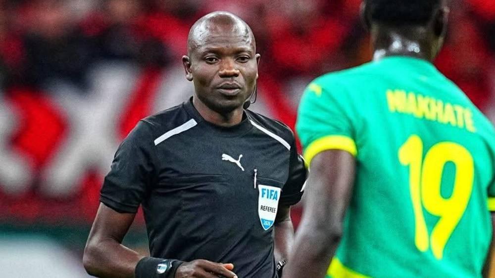 الفيفا يعاقب ندالا حكم نهائي كأس أفريقيا باستبعاده من كأس العالم 2026