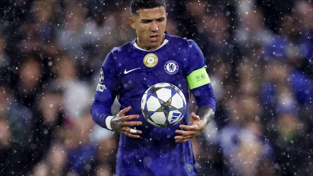 إنزو فرنانديز يعتذر لنادي تشيلسي ووكيله يؤكد تسوية الخلاف بشأن مستقبله