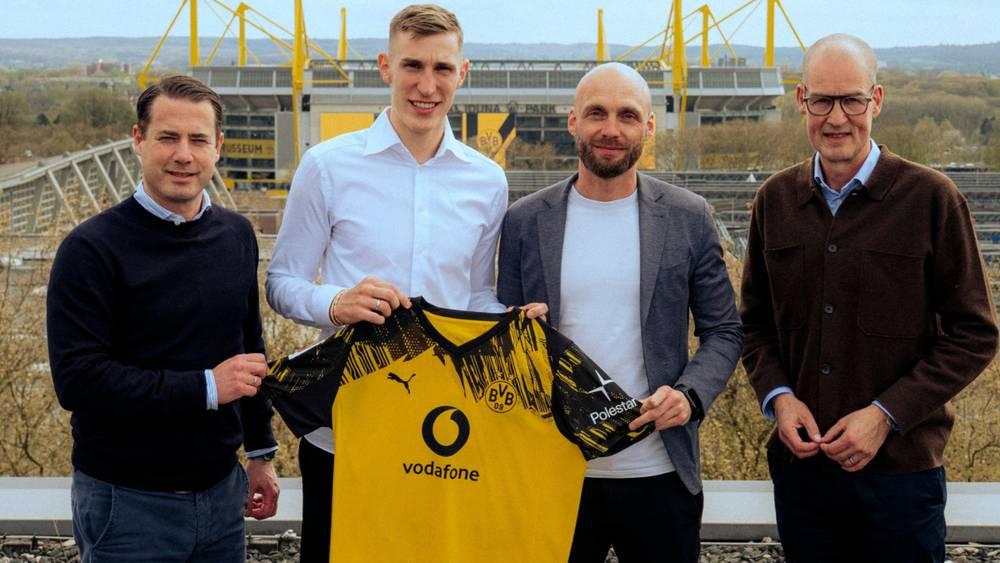 نيكو شلوتربيك ينهي الجدل ويجدد تعاقده مع بوروسيا دورتموند حتى 2031