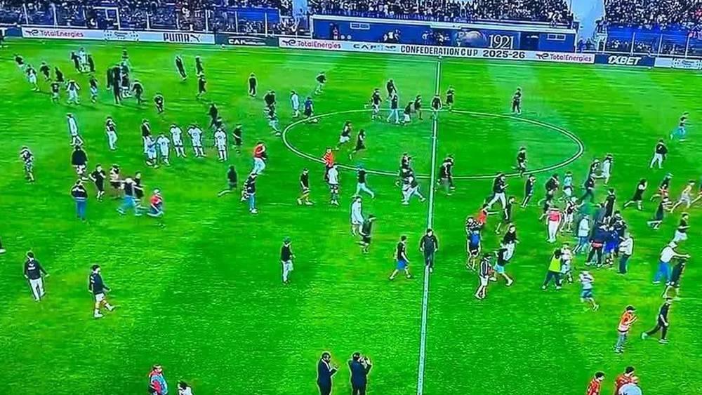 فوضى بملعب المسيرة في أسفي.. اقتحام جماهيري يؤجل انطلاق قمة أولمبيك أسفي واتحاد العاصمة