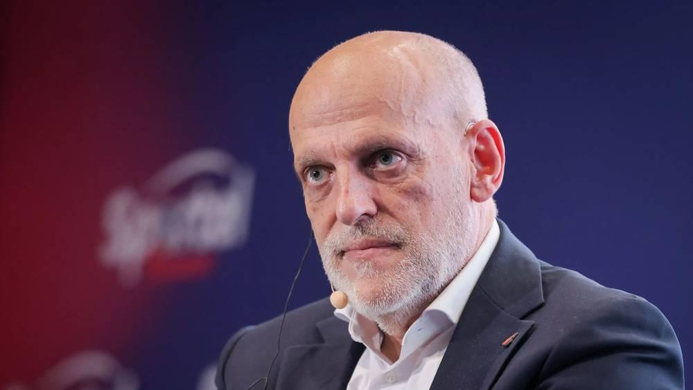 تيباس: "برشلونة لن يفوز بكل المباريات المتبقية في الليغا ويجب على ريال مدريد أن يحاول المنافسة"