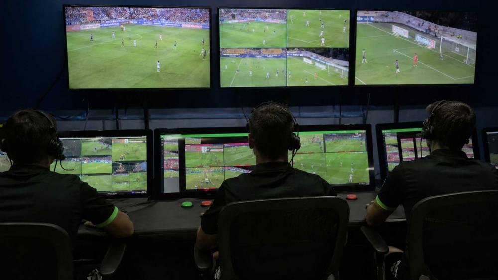 مجلس الاتحاد الدولي لكرة القدم يقر تعديلات جديدة لتوسيع تدخلات تقنية الفار
