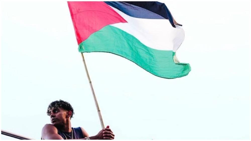 موجة غضب من "الصهـ.اينة" على يامال بعد رفعه لعلم فلسطين خلال احتفالات برشلونة!