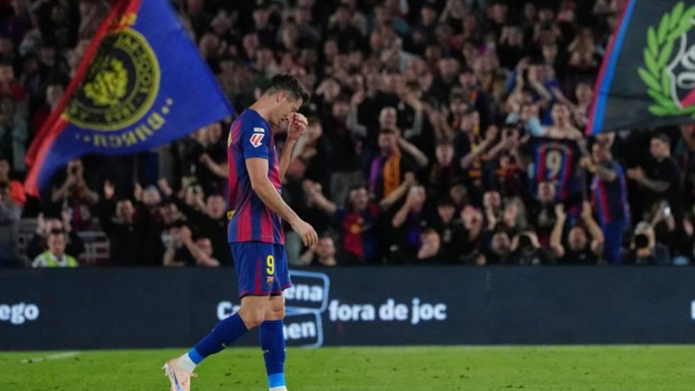 ليفاندوفسكي يودع جماهير برشلونة في كامب نو بعد أربعة مواسم بقميص النادي