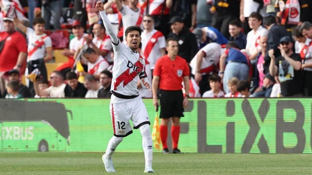 10 مشجعين يرافقون رايو فاييكانو إلى ألمانيا تأهبًا لمواجهة كريستال بالاس في نهائي دوري المؤتمر الأوروبي