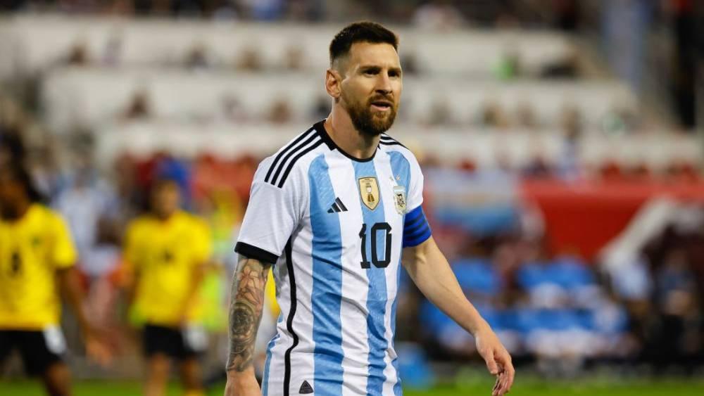تقرير أرجنتيني/ إصابة ميسي ليست خطيرة لكن مشاركته أمام الجزائر في كأس العالم غير مؤكدة