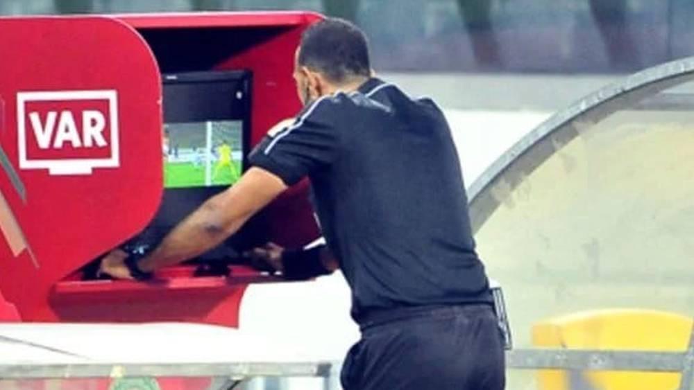 تعيينات تحكيمية "غريبة" في الجولة 22 من البطولة.. أسماء تتكرر في أكثر من مباراة خلال نفس الدورة
