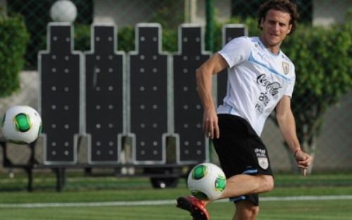 دييجو فورلان احتياطي أمام إسبانيا