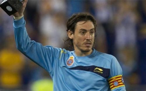 إسبانيول ينفصل عن أربعة من لاعبيه